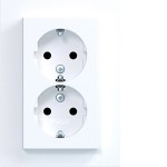Hager WAS2277WM Doppelsteckd. SCHUKO m. Abdeckpl., ho., erh. Ber.schutz, St.-kl., A.8, liweiß mt 